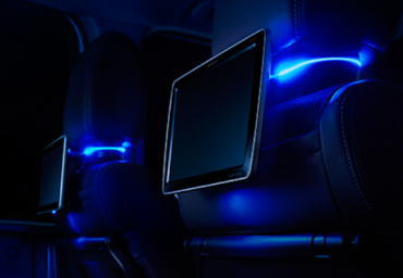 ブルーLEDイルミネーションが、車室内を高品位に彩ります。
